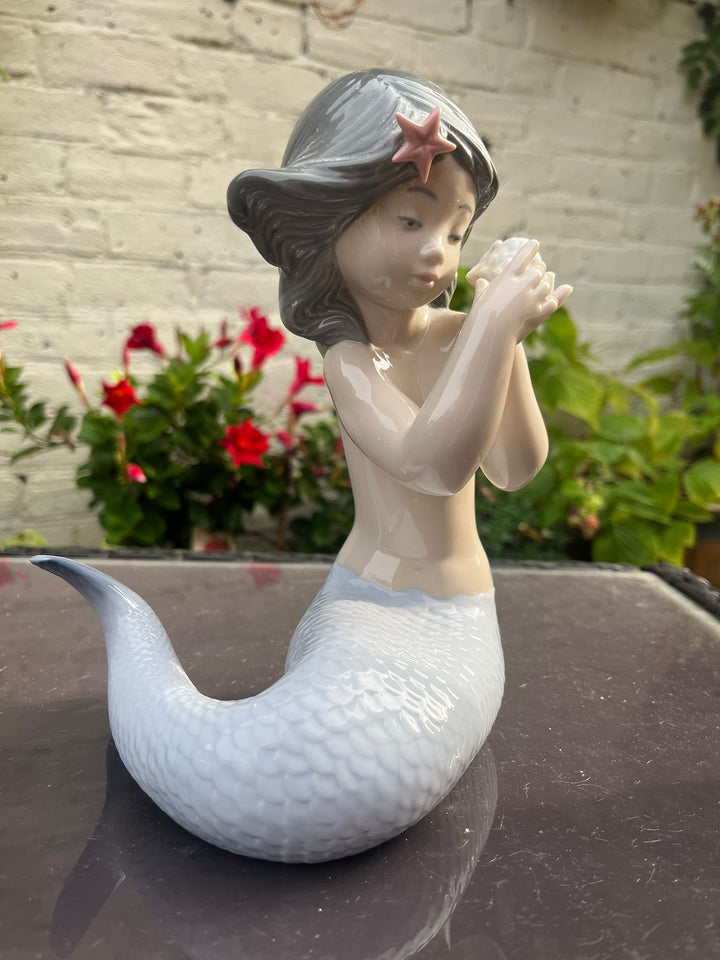 Lladro Figurine NAO Sounds Of  The Sea