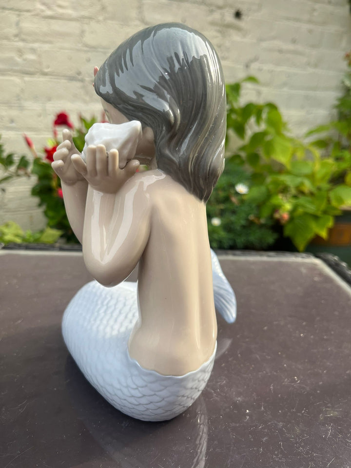 Lladro Figurine NAO Sounds Of  The Sea